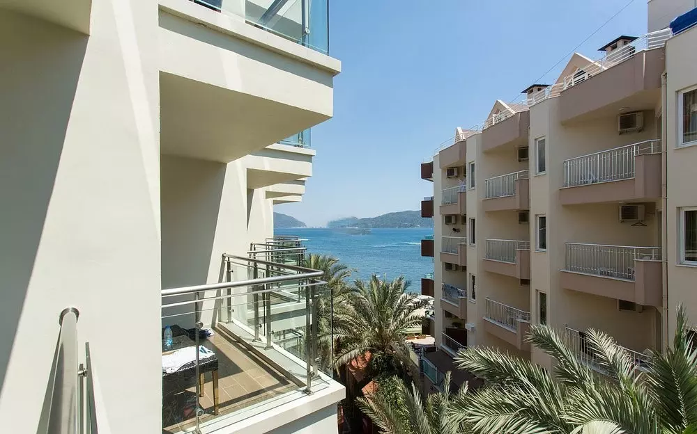 تراس هتل الگانس اینترنشنال مارماریس